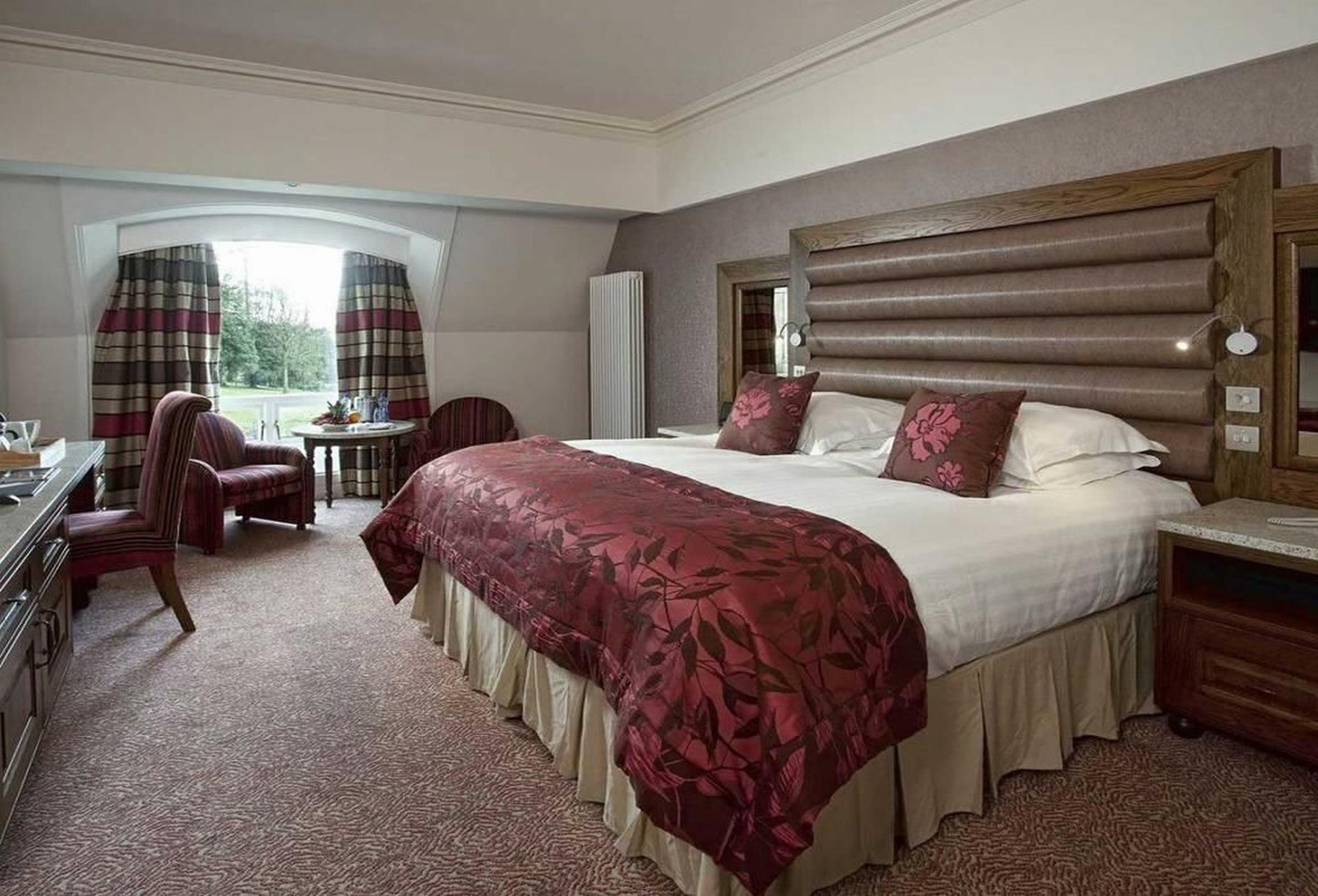 The Culloden Estate And Spa Holywood  Exteriér fotografie A bedroom at the hotel