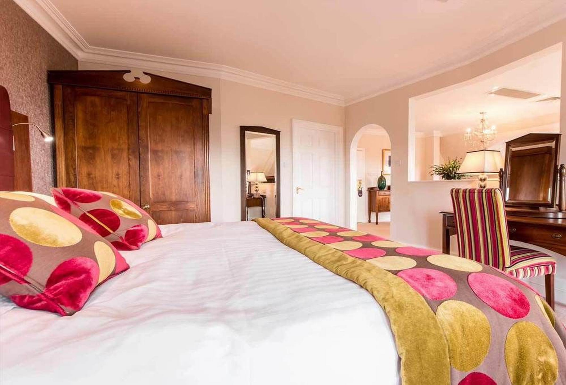 The Culloden Estate And Spa Holywood  Exteriér fotografie A bedroom at the hotel